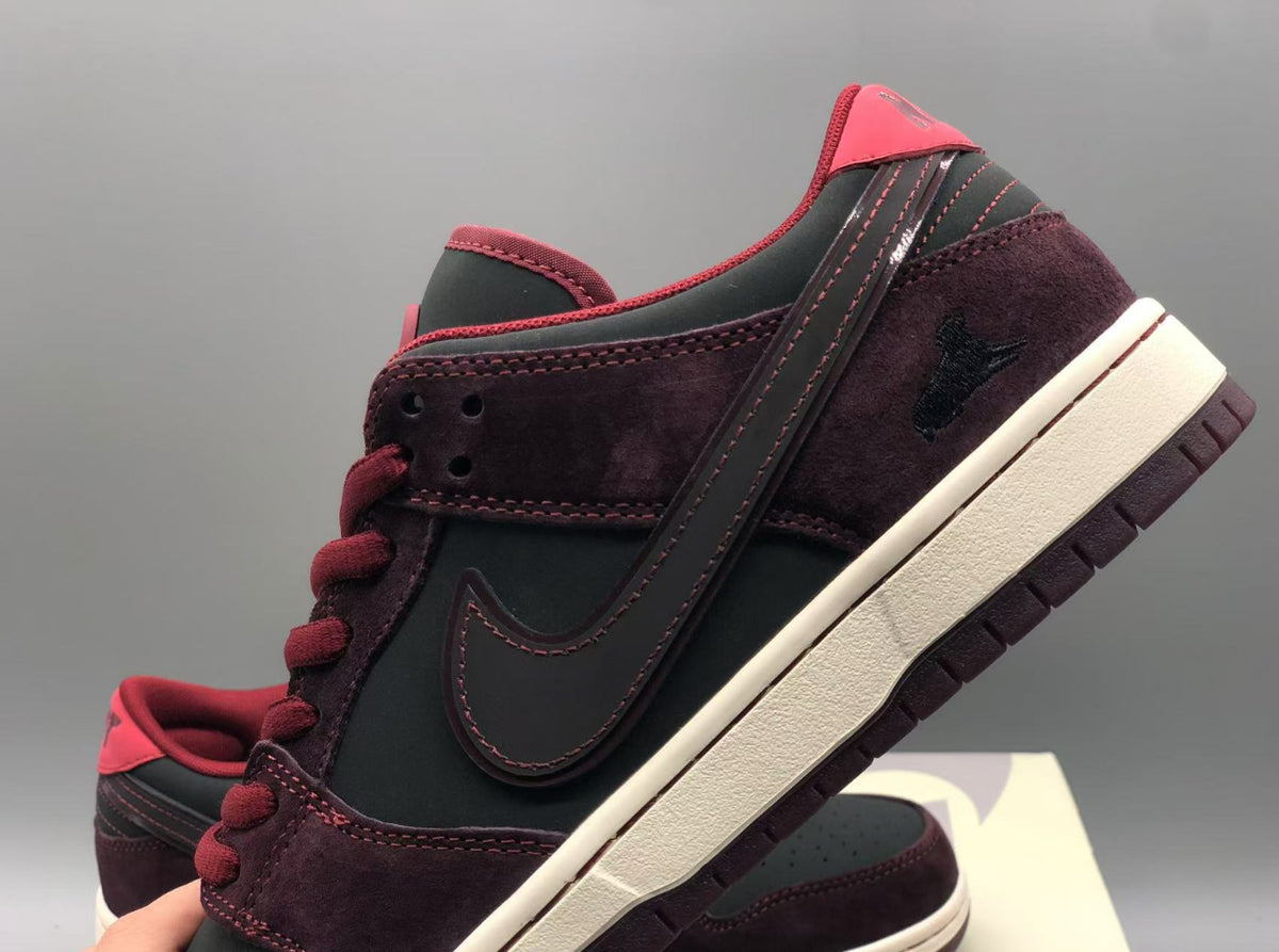 Nike SB Dunk Low 'Riot Skateshop' Sneakers image 2